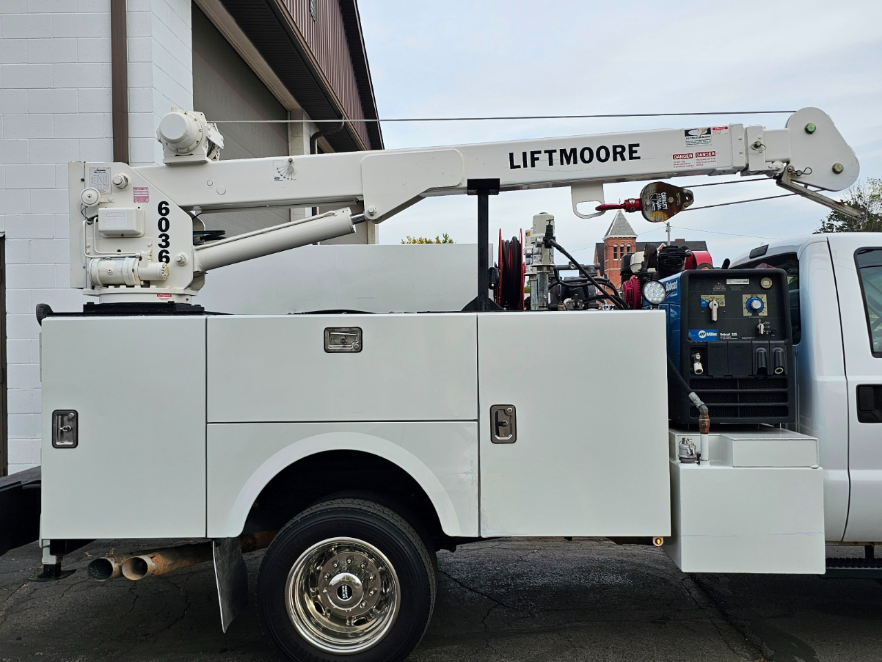 Ford Super Duty F-550 DRW 4WD Reg Cab 165" WB 84" CA XL 2016 Ford Super Duty F-550 DRW 4WD Reg Cab 165" WB 84" CA XL 2016