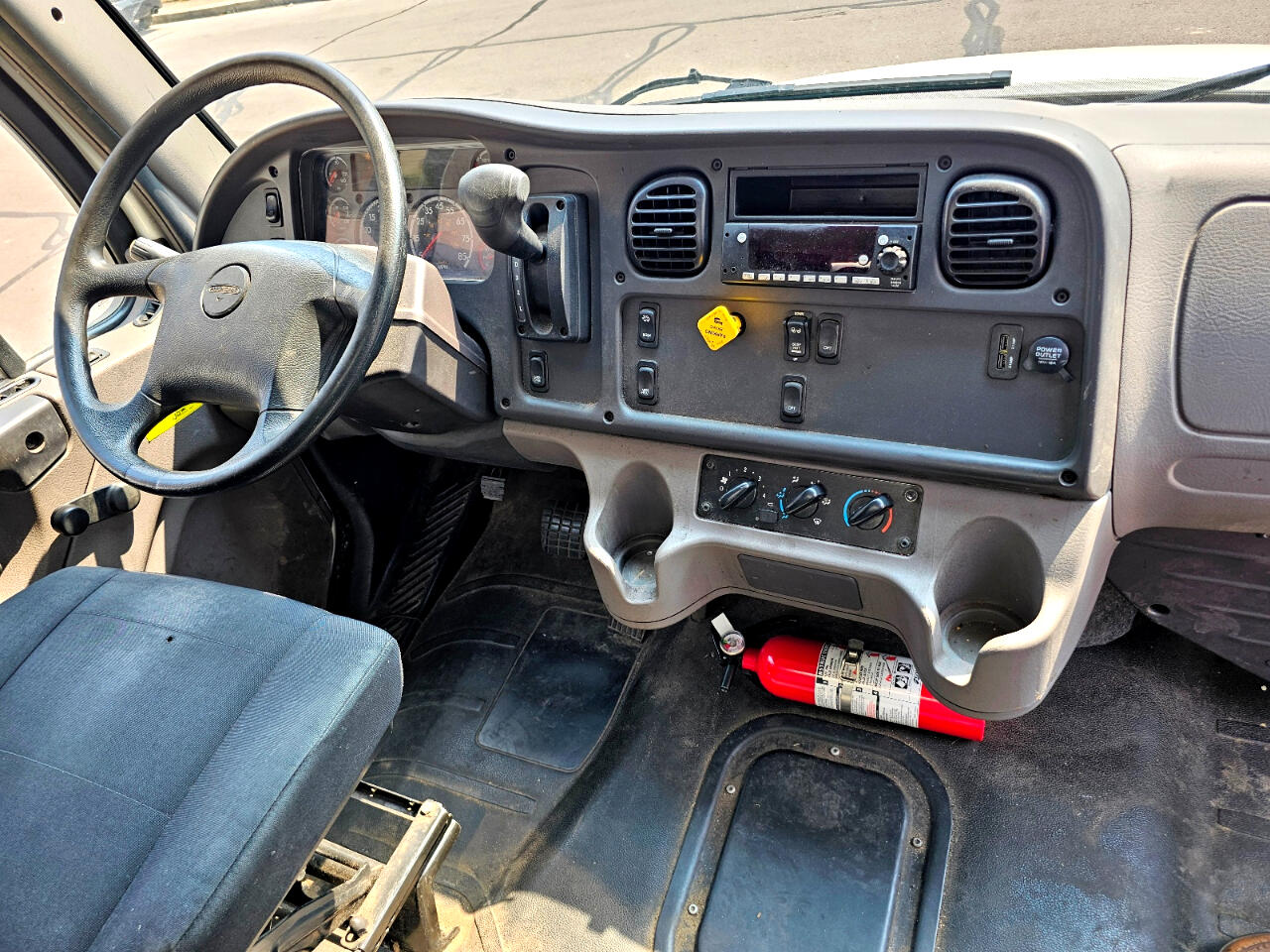 Freightliner M2 106  2023