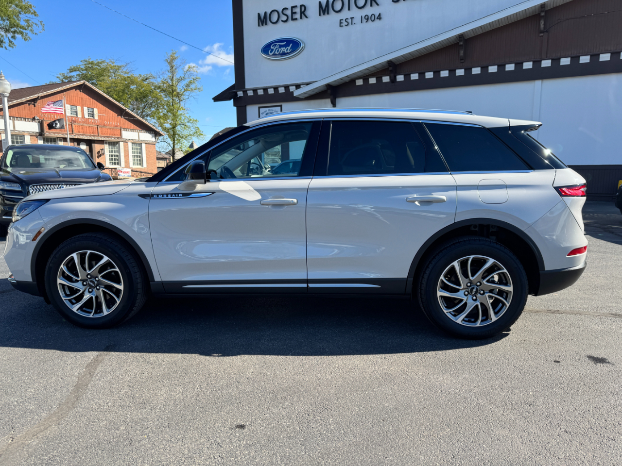 2021 Lincoln Corsair Standard photo 2