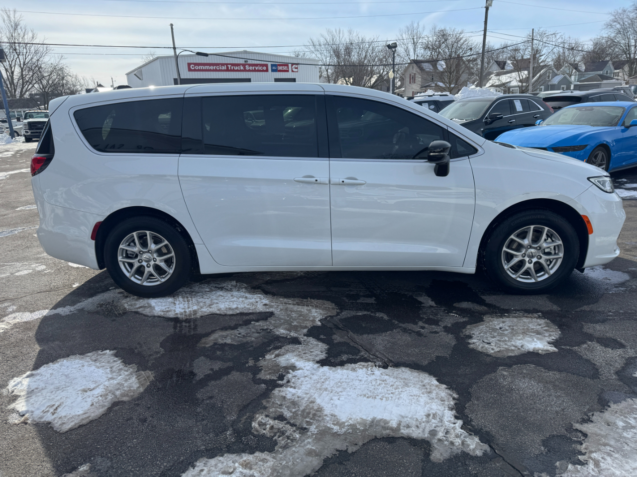 Chrysler Pacifica Select FWD 2025