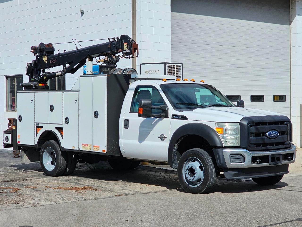 Ford Super Duty F-550 DRW 2WD Reg Cab 165" WB 84" CA XL 2016