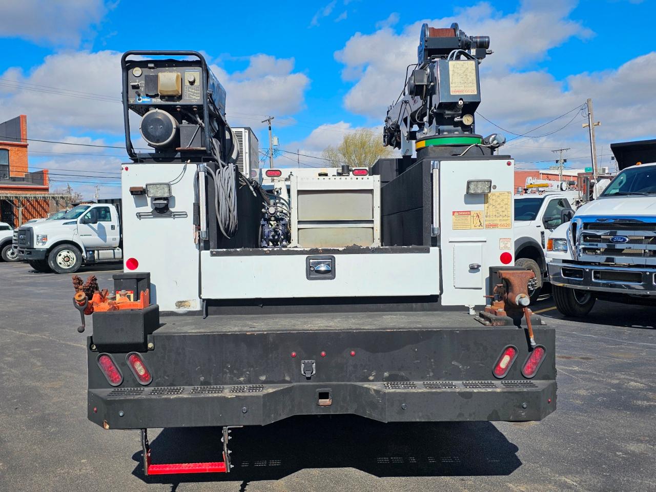 Ford Super Duty F-550 DRW 2WD Reg Cab 165" WB 84" CA XL 2016