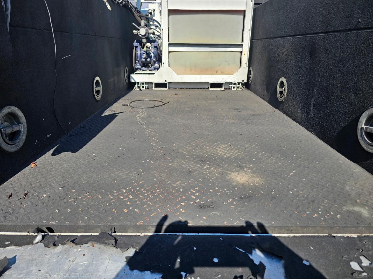 Ford Super Duty F-550 DRW 2WD Reg Cab 165" WB 84" CA XL 2016