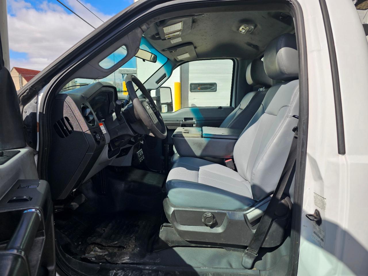 Ford Super Duty F-550 DRW 2WD Reg Cab 165" WB 84" CA XL 2016