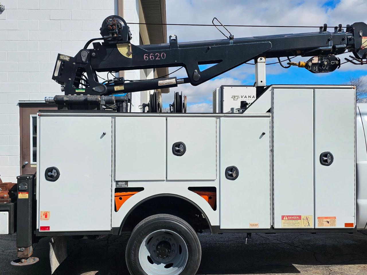 Ford Super Duty F-550 DRW 2WD Reg Cab 165" WB 84" CA XL 2016