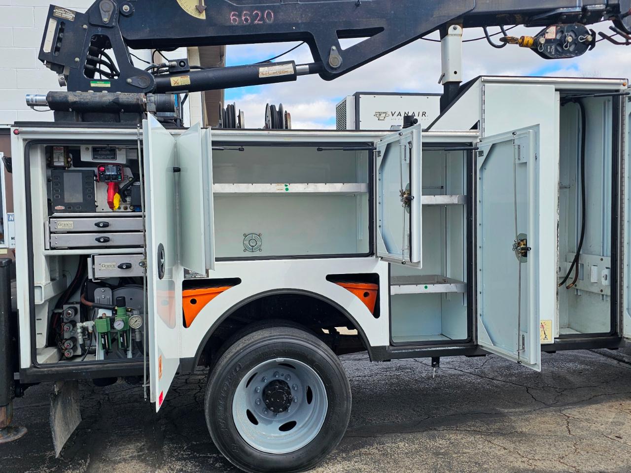 Ford Super Duty F-550 DRW 2WD Reg Cab 165" WB 84" CA XL 2016