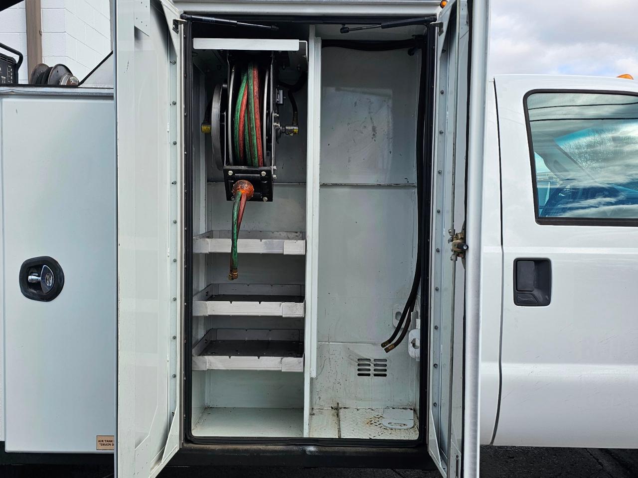 Ford Super Duty F-550 DRW 2WD Reg Cab 165" WB 84" CA XL 2016