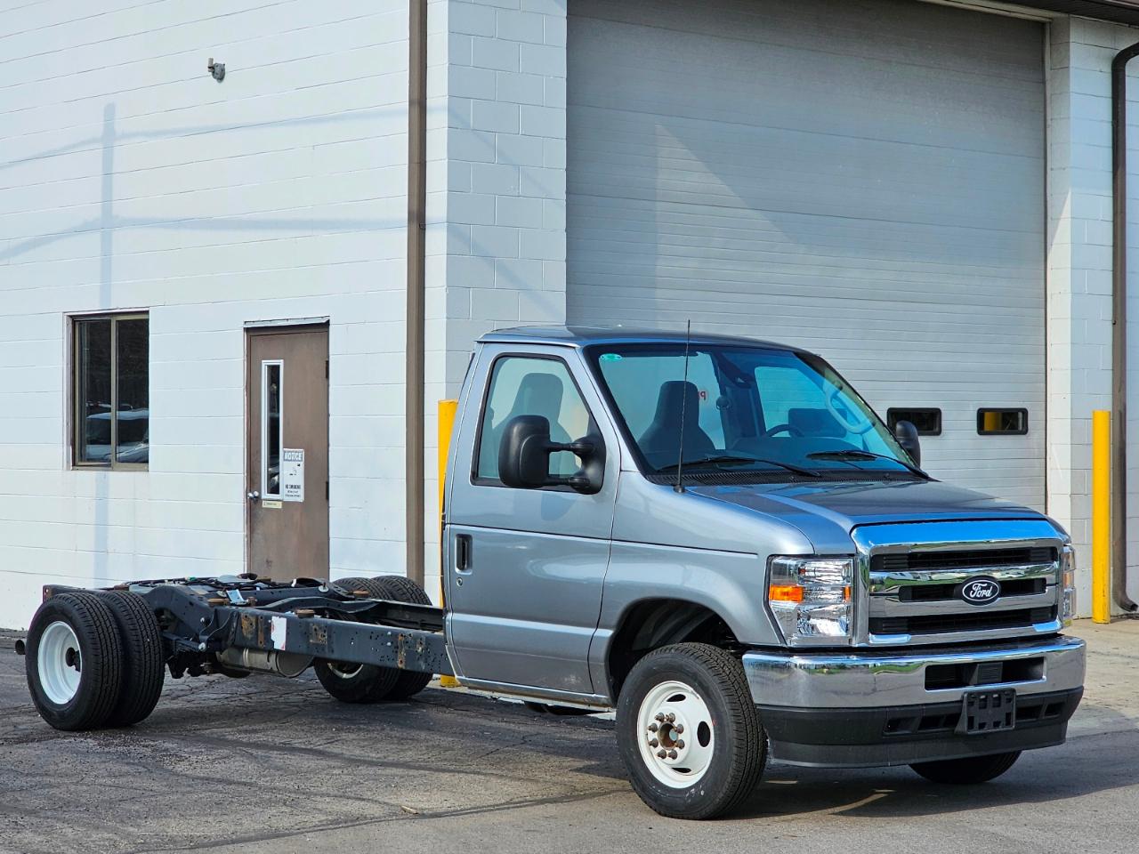 Ford E-Series Cutaway E-350 DRW 158" WB 2027