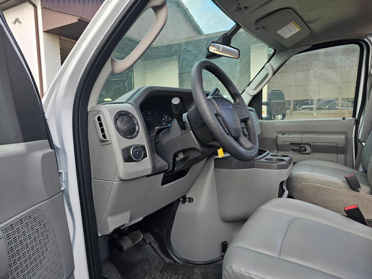 Ford E-Series Cutaway E-350 DRW 176" WB 2027