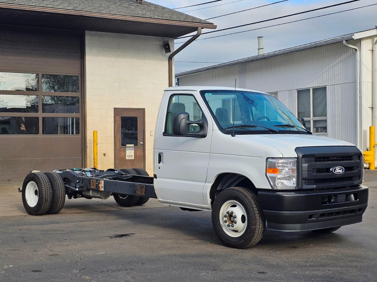 Ford E-Series Cutaway E-350 DRW 176" WB 2027