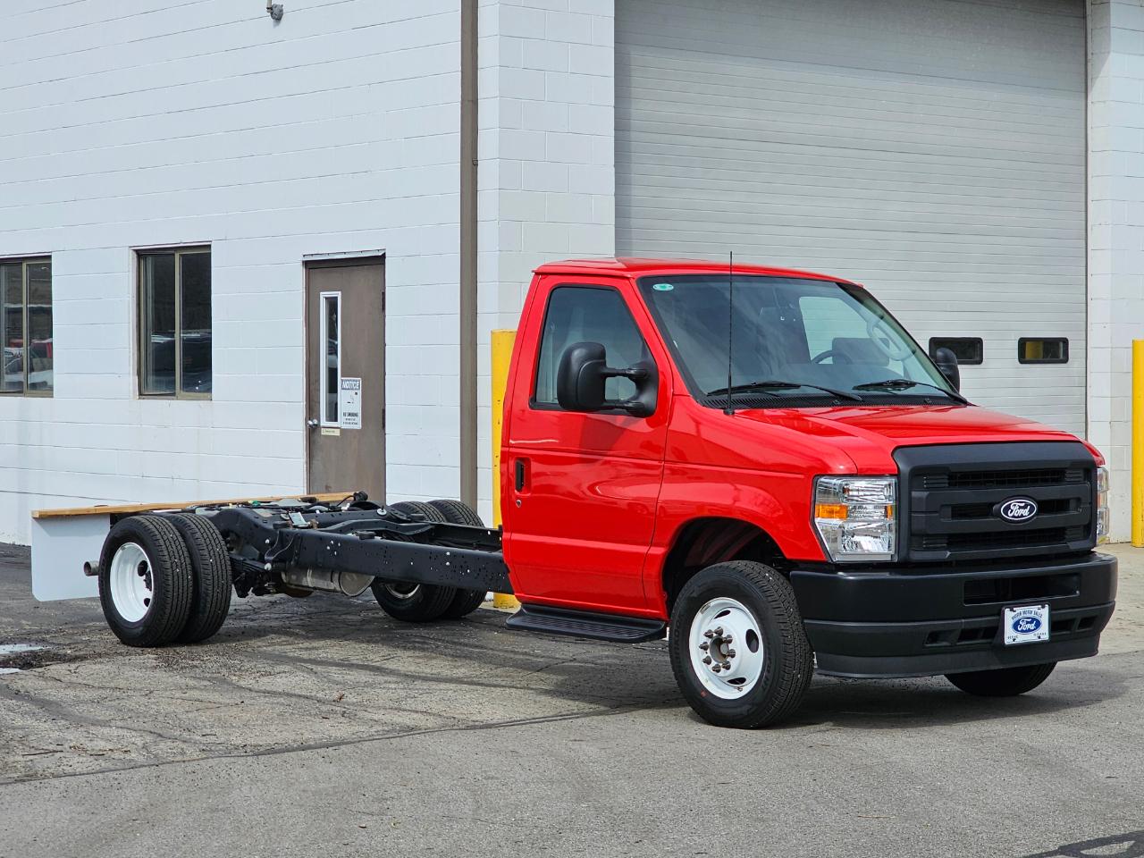 Ford E-Series Cutaway E-350 DRW 176" WB 2027