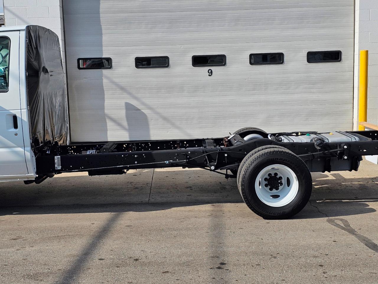 Ford E-Series Cutaway E-450 DRW 158" WB 2027