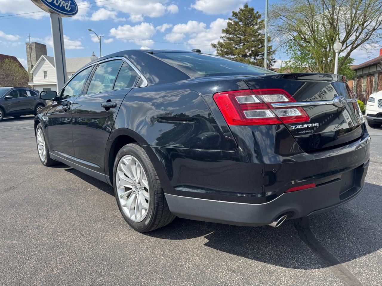 Ford Taurus 4dr Sdn Limited FWD 2016