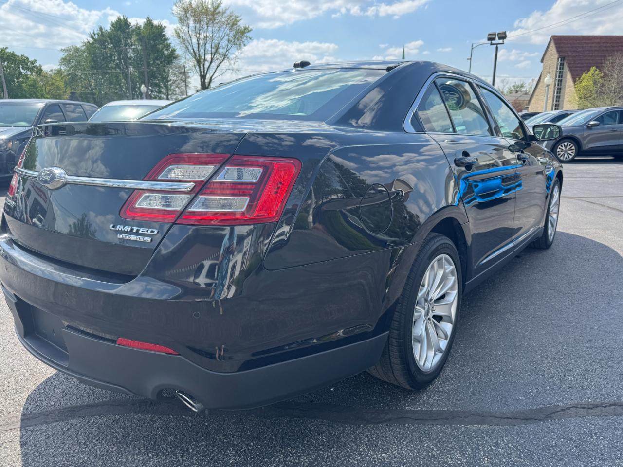 Ford Taurus 4dr Sdn Limited FWD 2016