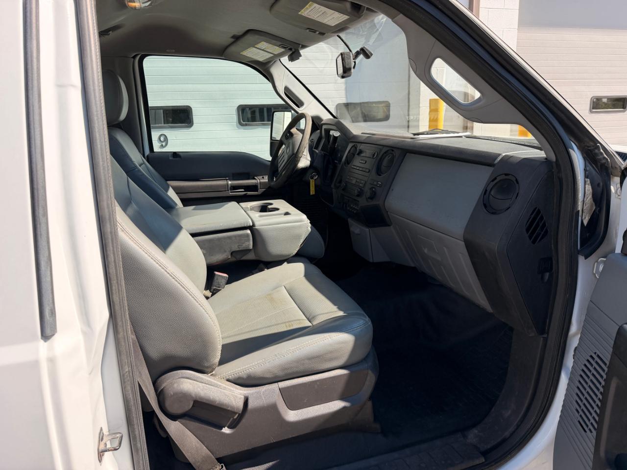 Ford Super Duty F-550 DRW 2WD Reg Cab 165" WB 84" CA XL 2012