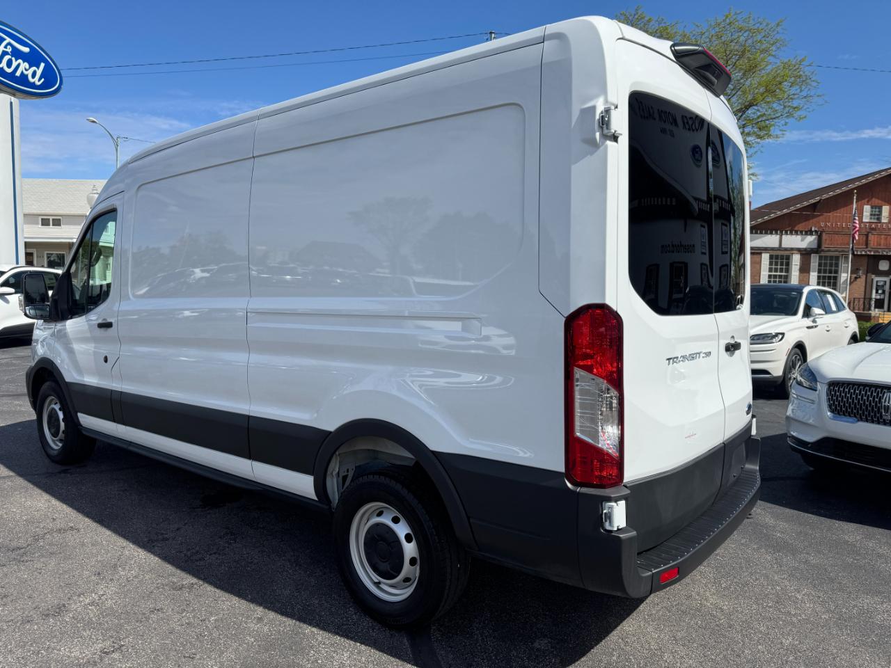 Ford Transit Cargo Van T-250 148" Med Rf 9070 GVWR RWD 2025