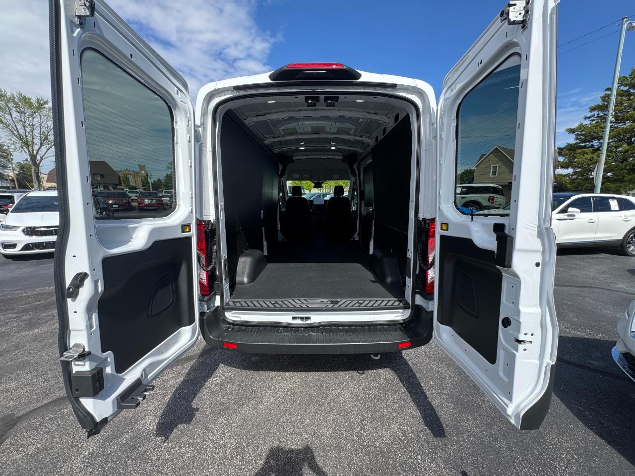 Ford Transit Cargo Van T-250 148" Med Rf 9070 GVWR RWD 2025