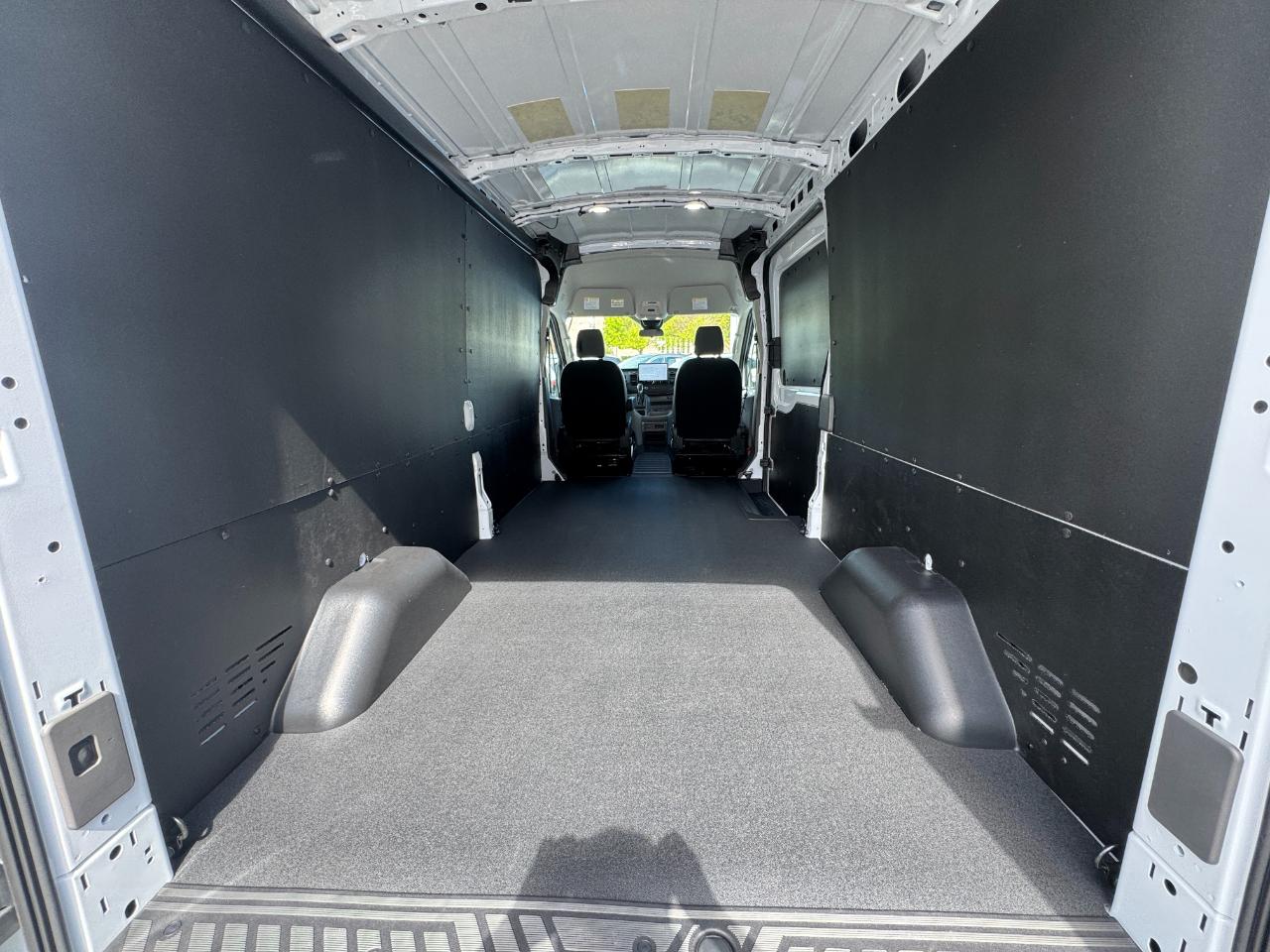 Ford Transit Cargo Van T-250 148" Med Rf 9070 GVWR RWD 2025
