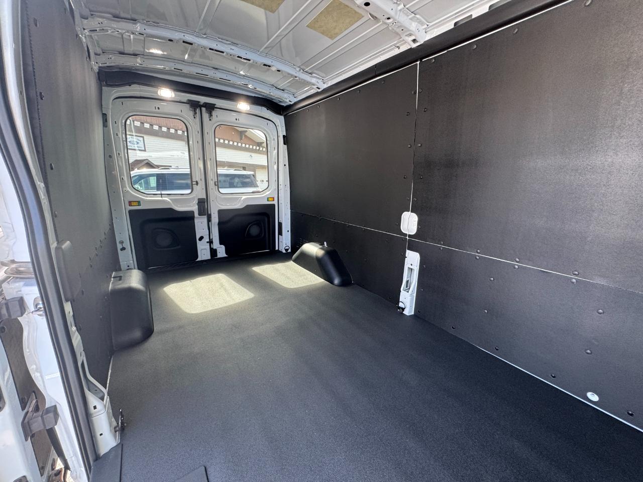 Ford Transit Cargo Van T-250 148" Med Rf 9070 GVWR RWD 2025