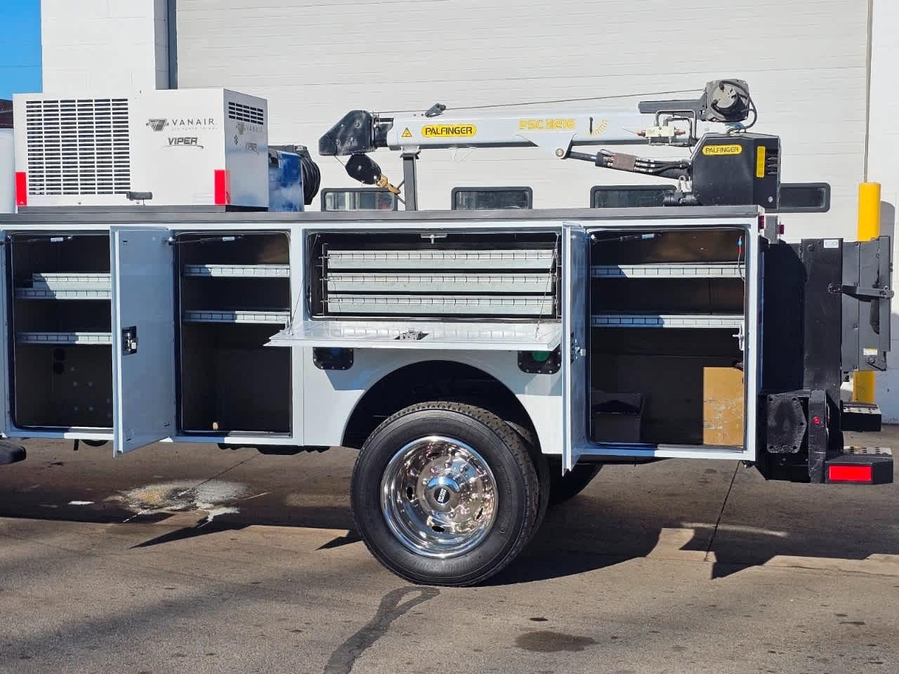 Ford Super Duty F-550 DRW 4WD SuperCab 186" WB 84" CA XLT 2015
