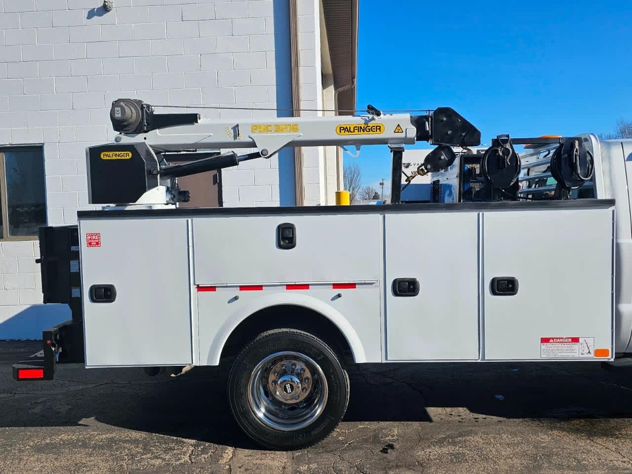 Ford Super Duty F-550 DRW 4WD SuperCab 186" WB 84" CA XLT 2015
