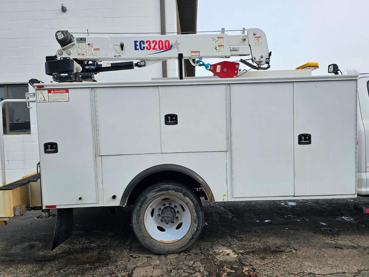Ford Super Duty F-550 DRW XL 4WD SuperCab 168" WB 60" CA 2019