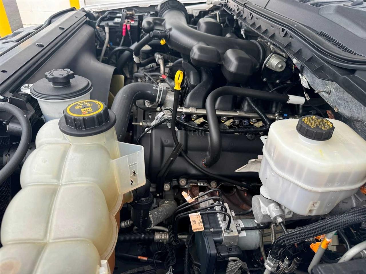 Ford Super Duty F-550 DRW XL 4WD Crew Cab 179" WB 60" CA 2019