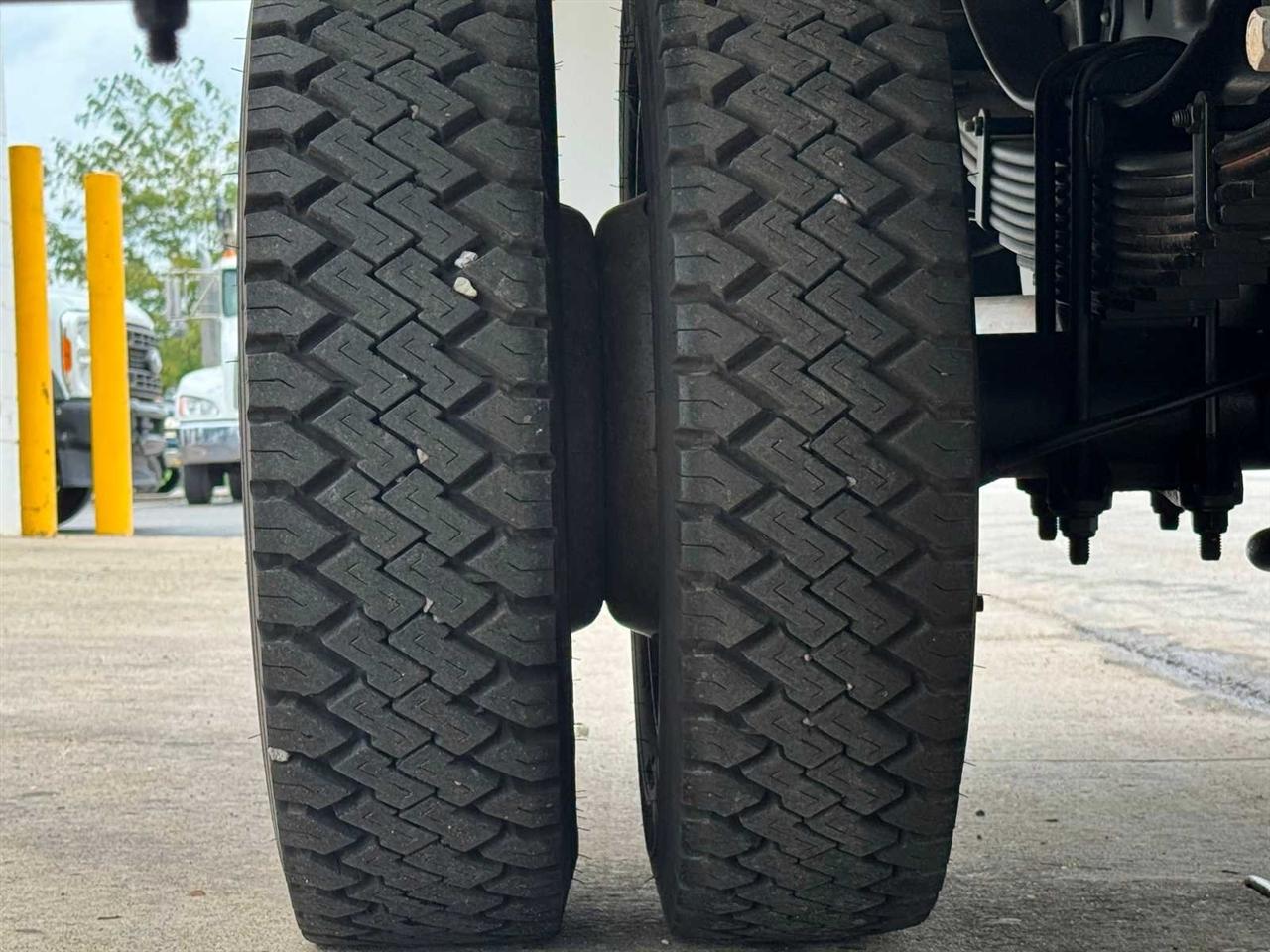 Ford Super Duty F-550 DRW XL 4WD Crew Cab 179" WB 60" CA 2019