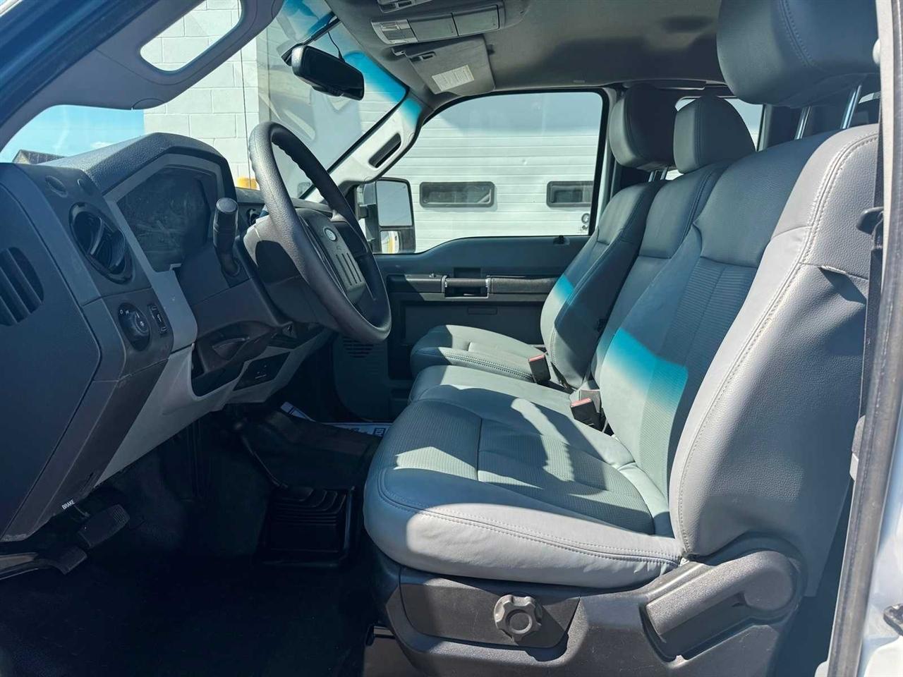 Ford Super Duty F-550 DRW 4WD SuperCab 186" WB 84" CA XLT 2016