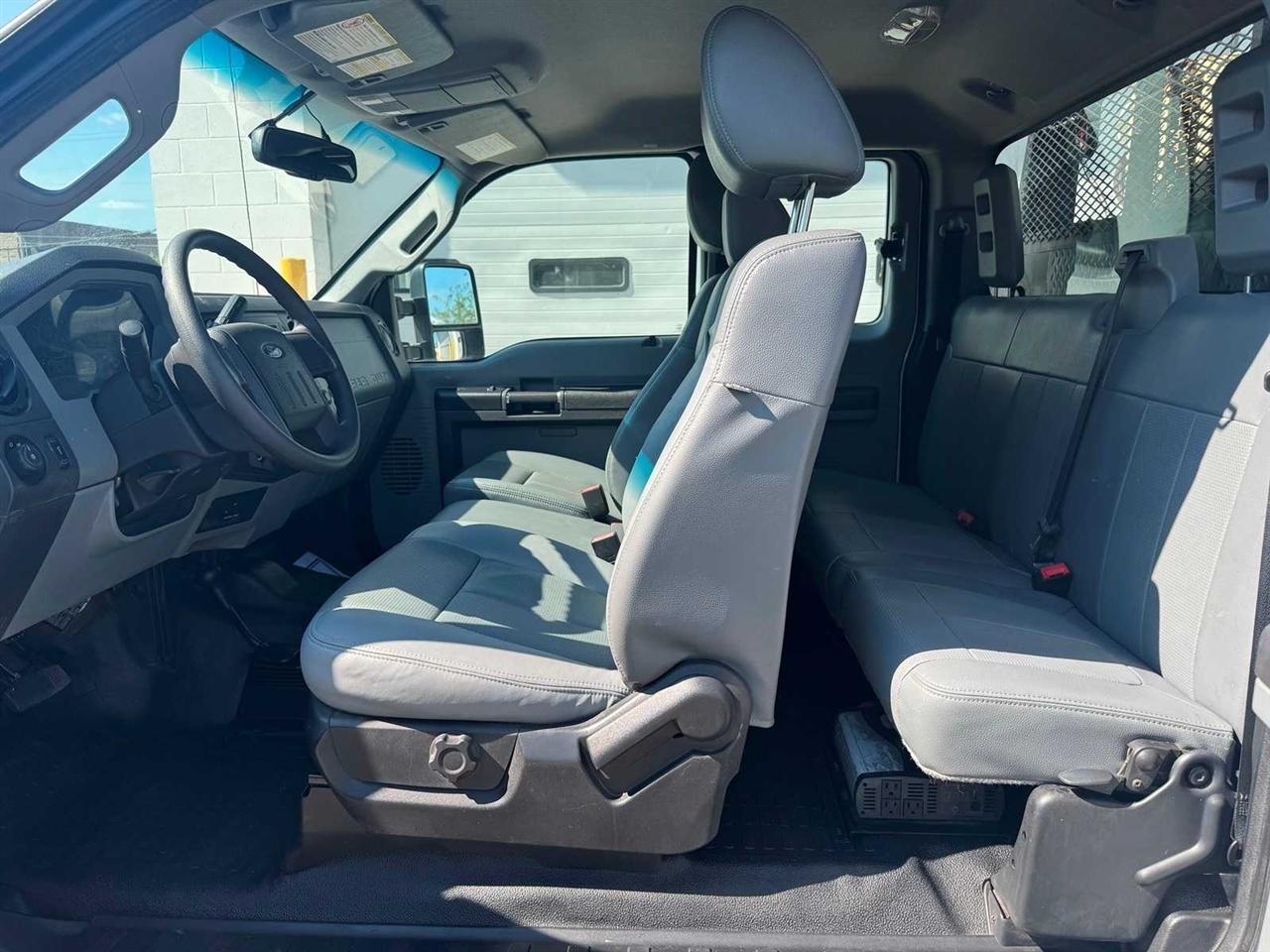 Ford Super Duty F-550 DRW 4WD SuperCab 186" WB 84" CA XLT 2016
