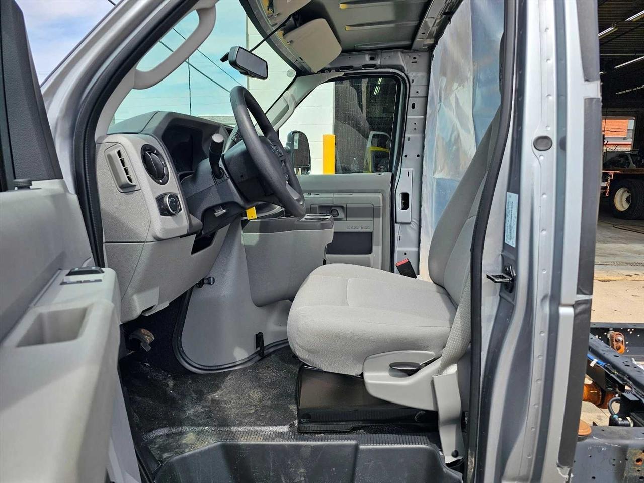 Ford E-Series Cutaway E-450 DRW 158" WB 2027
