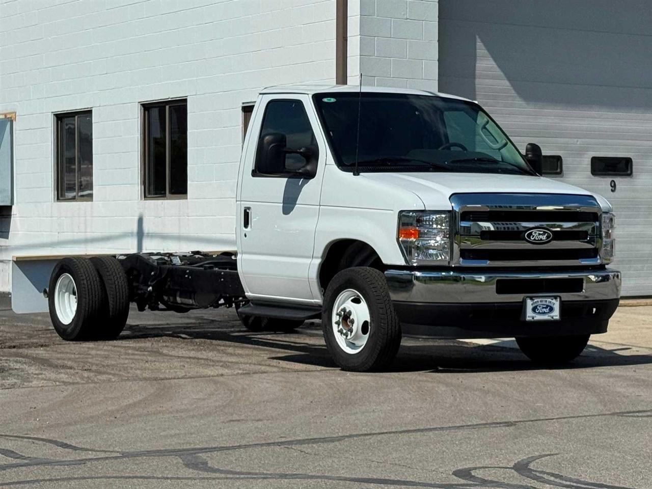 Ford E-Series Cutaway E-350 SRW 138" WB 2027