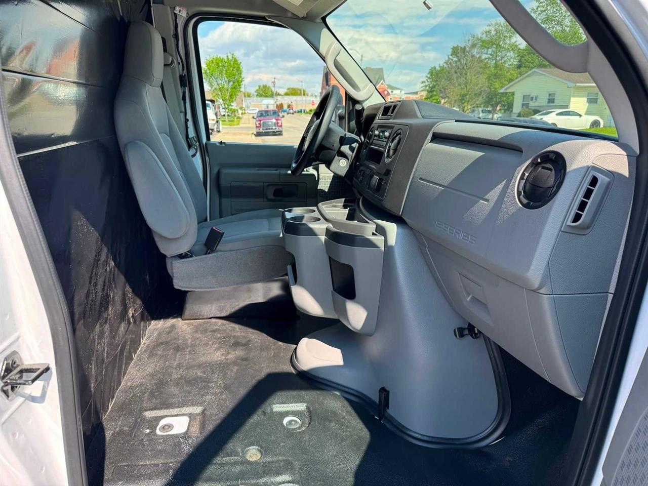 Ford E-Series Cutaway E-350 SRW 138" WB 2027