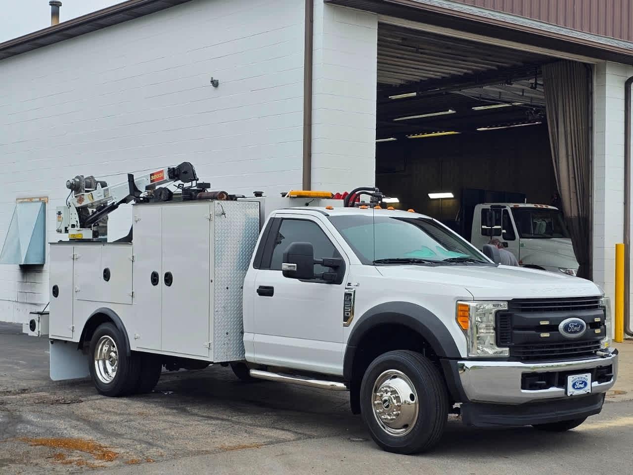 Ford Super Duty F-550 DRW XL 4WD Reg Cab 145" WB 60" CA 2017