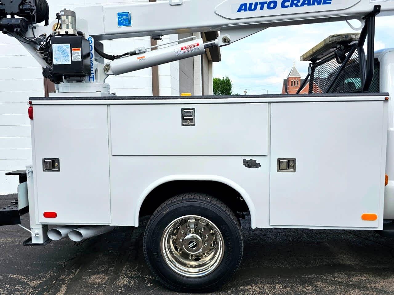 Ford Super Duty F-550 DRW 4WD Reg Cab 141" WB 60" CA XL 2011