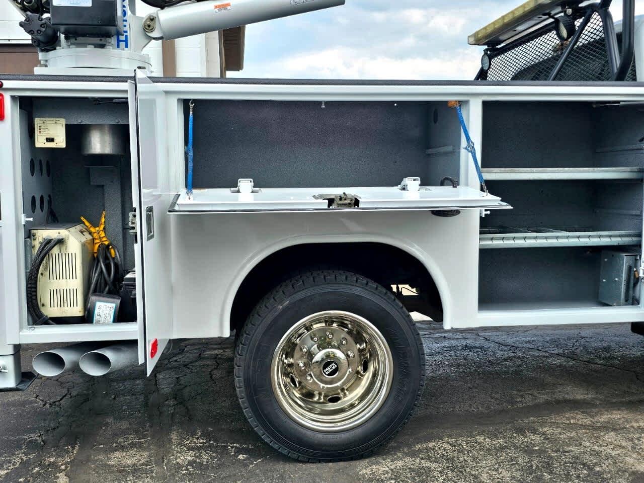Ford Super Duty F-550 DRW 4WD Reg Cab 141" WB 60" CA XL 2011