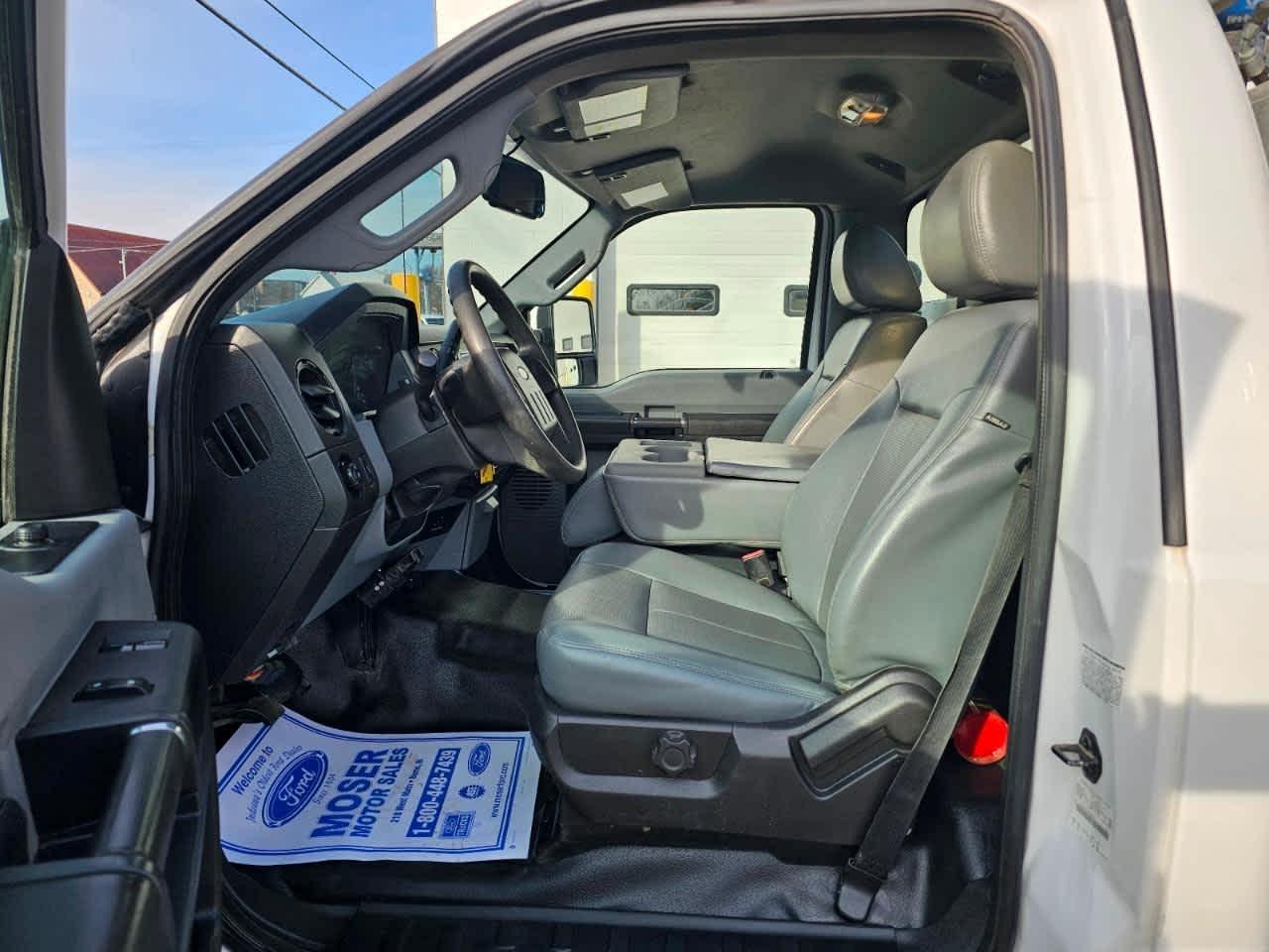 Ford Super Duty F-550 DRW 2WD Reg Cab 141" WB 60" CA XL 2016