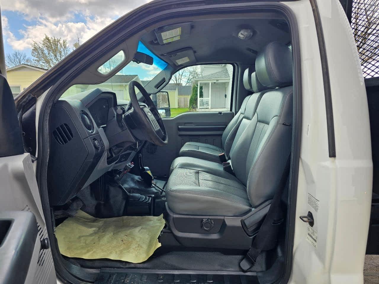 Ford Super Duty F-550 DRW 4WD Reg Cab 141" WB 60" CA XL 2013