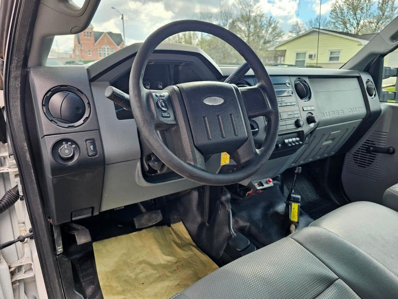 Ford Super Duty F-550 DRW 4WD Reg Cab 141" WB 60" CA XL 2013