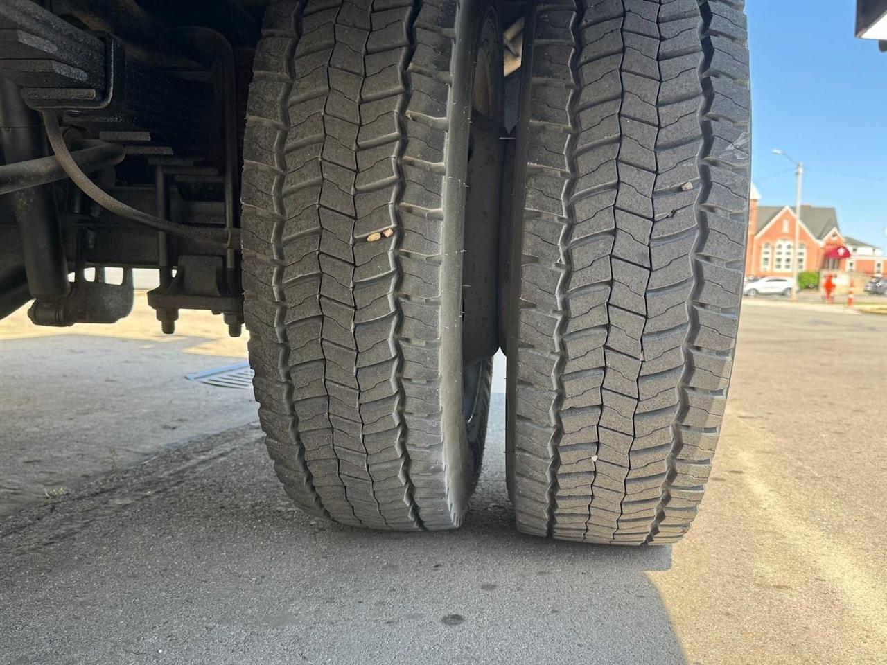 Ford Super Duty F-450 DRW 2WD Reg Cab 141" WB 60" CA XL 2013
