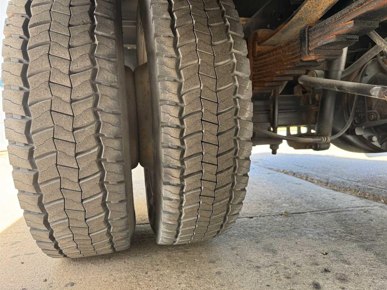 Ford Super Duty F-450 DRW 2WD Reg Cab 141" WB 60" CA XL 2013