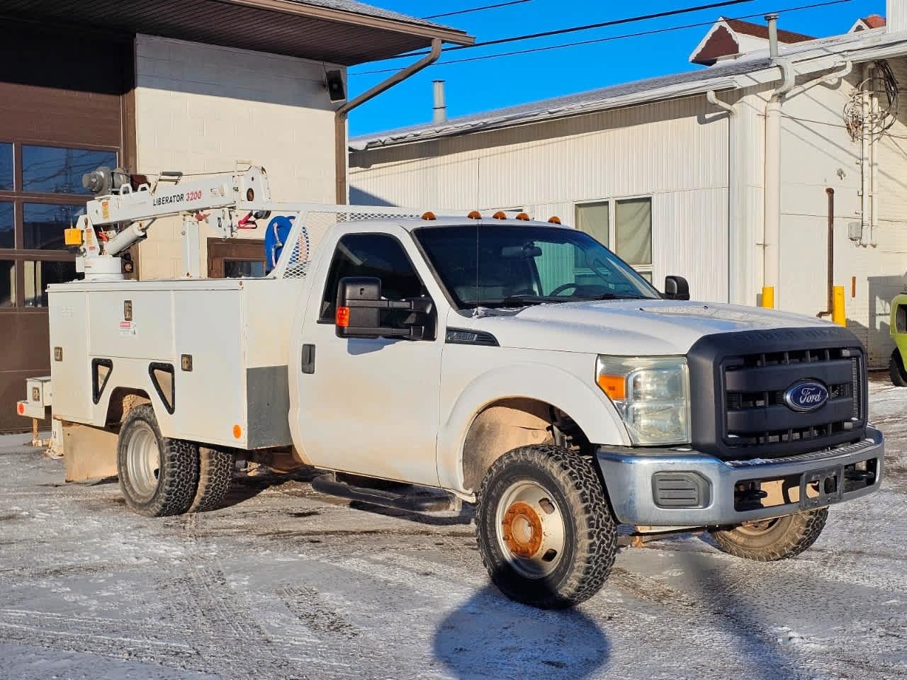Ford Super Duty F-350 DRW 4WD Reg Cab 141" WB 60" CA XLT 2015
