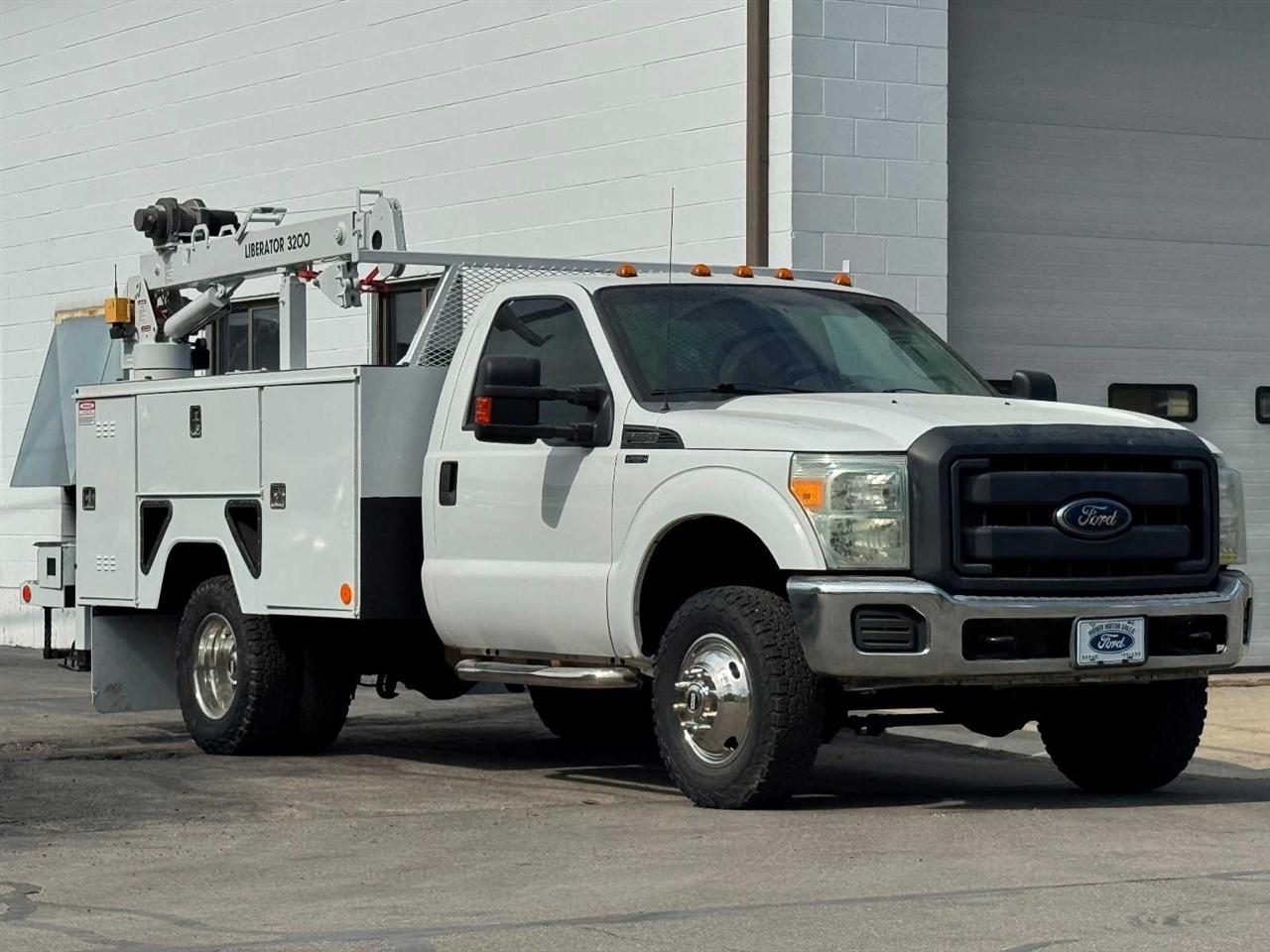 Ford Super Duty F-350 DRW 4WD Reg Cab 141" WB 60" CA XLT 2015