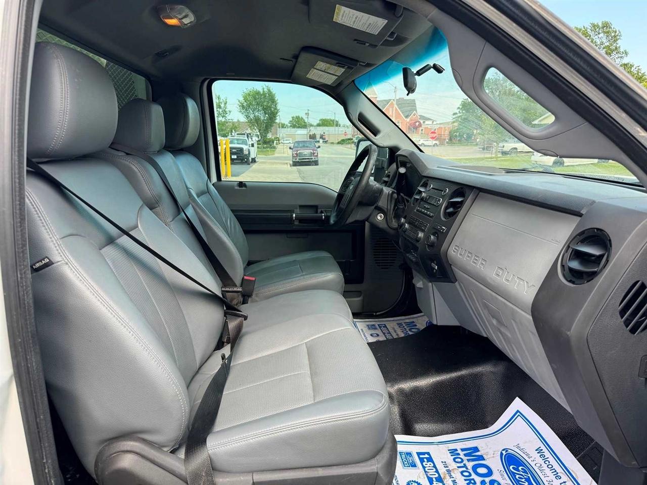 Ford Super Duty F-350 DRW 4WD Reg Cab 141" WB 60" CA XLT 2015