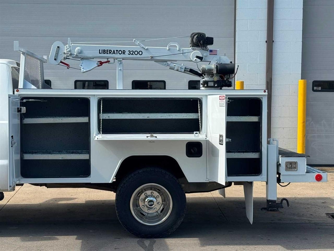 Ford Super Duty F-350 DRW 4WD Reg Cab 141" WB 60" CA XLT 2015
