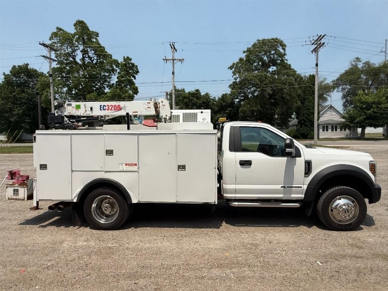 Ford Super Duty F-550 DRW XL 4WD Reg Cab 145" WB 60" CA 2019