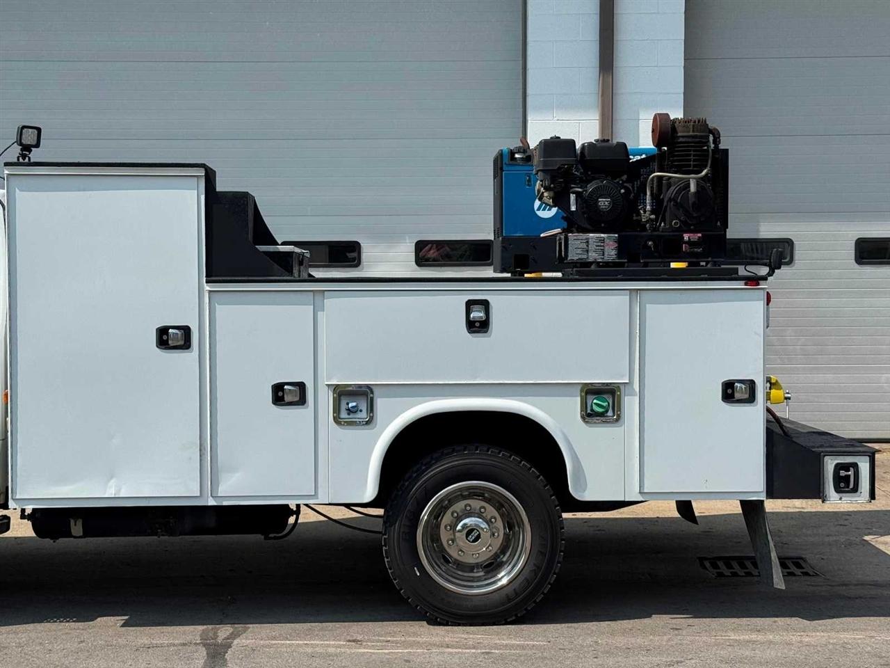 Ford Super Duty F-550 DRW XL 4WD Reg Cab 145" WB 60" CA 2017