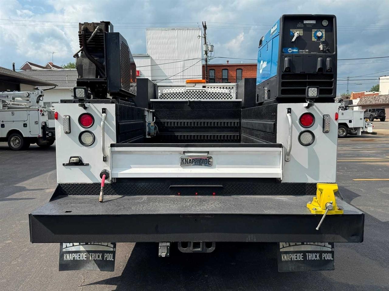 Ford Super Duty F-550 DRW XL 4WD Reg Cab 145" WB 60" CA 2017