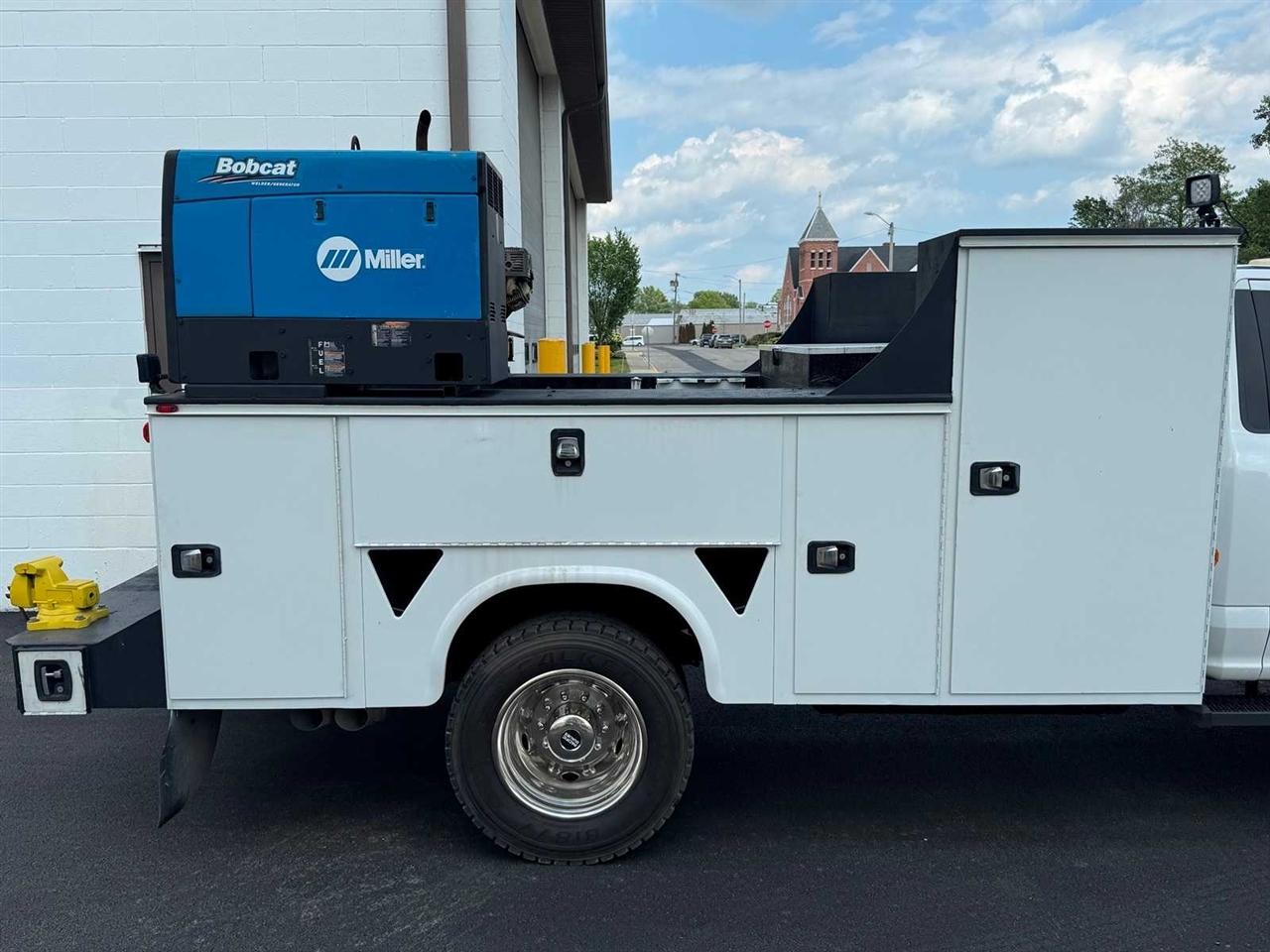 Ford Super Duty F-550 DRW XL 4WD Reg Cab 145" WB 60" CA 2017