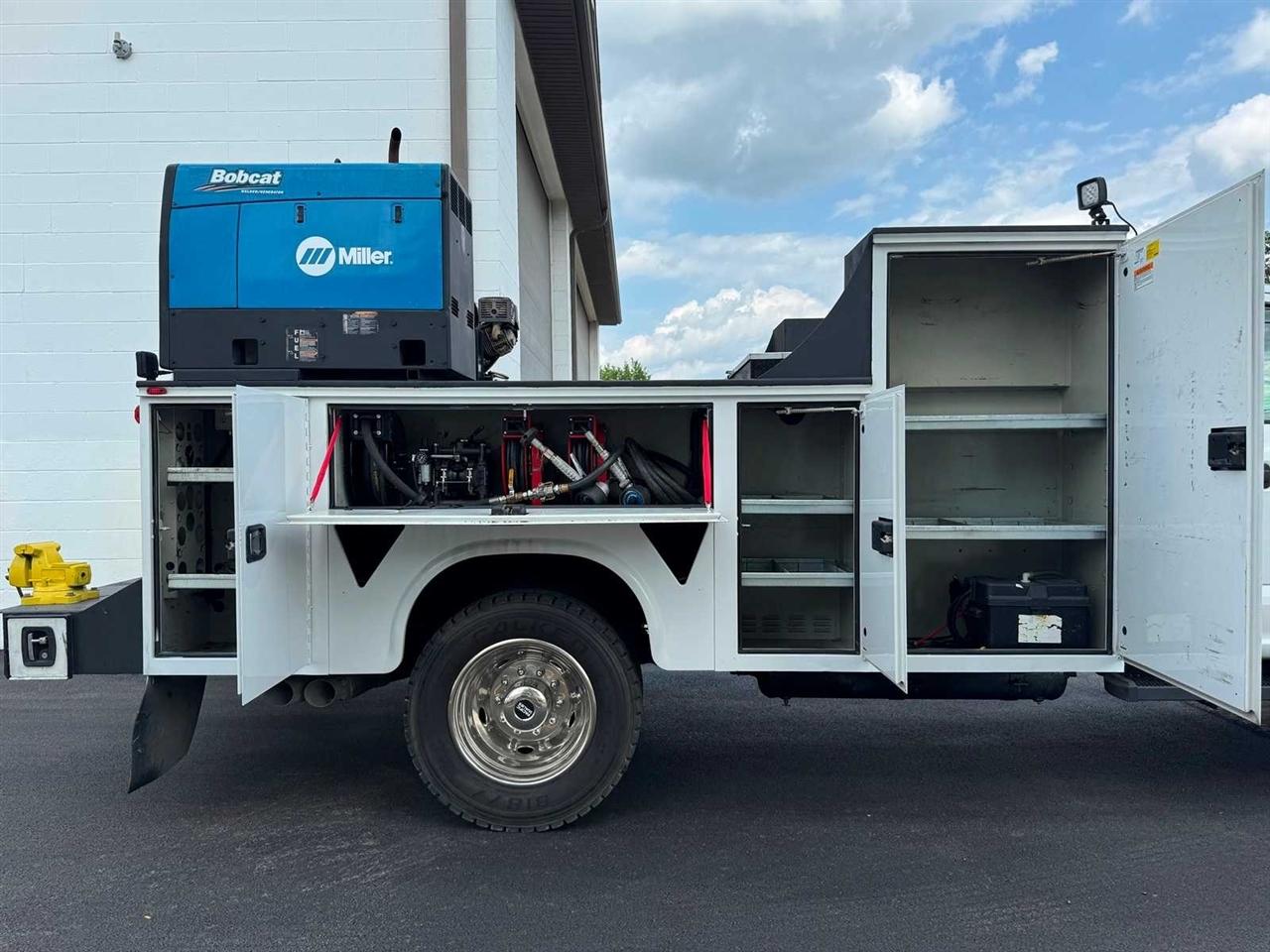 Ford Super Duty F-550 DRW XL 4WD Reg Cab 145" WB 60" CA 2017